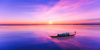 蓝紫色橙色梦幻湖边夕阳落日晚霞小船展板背景